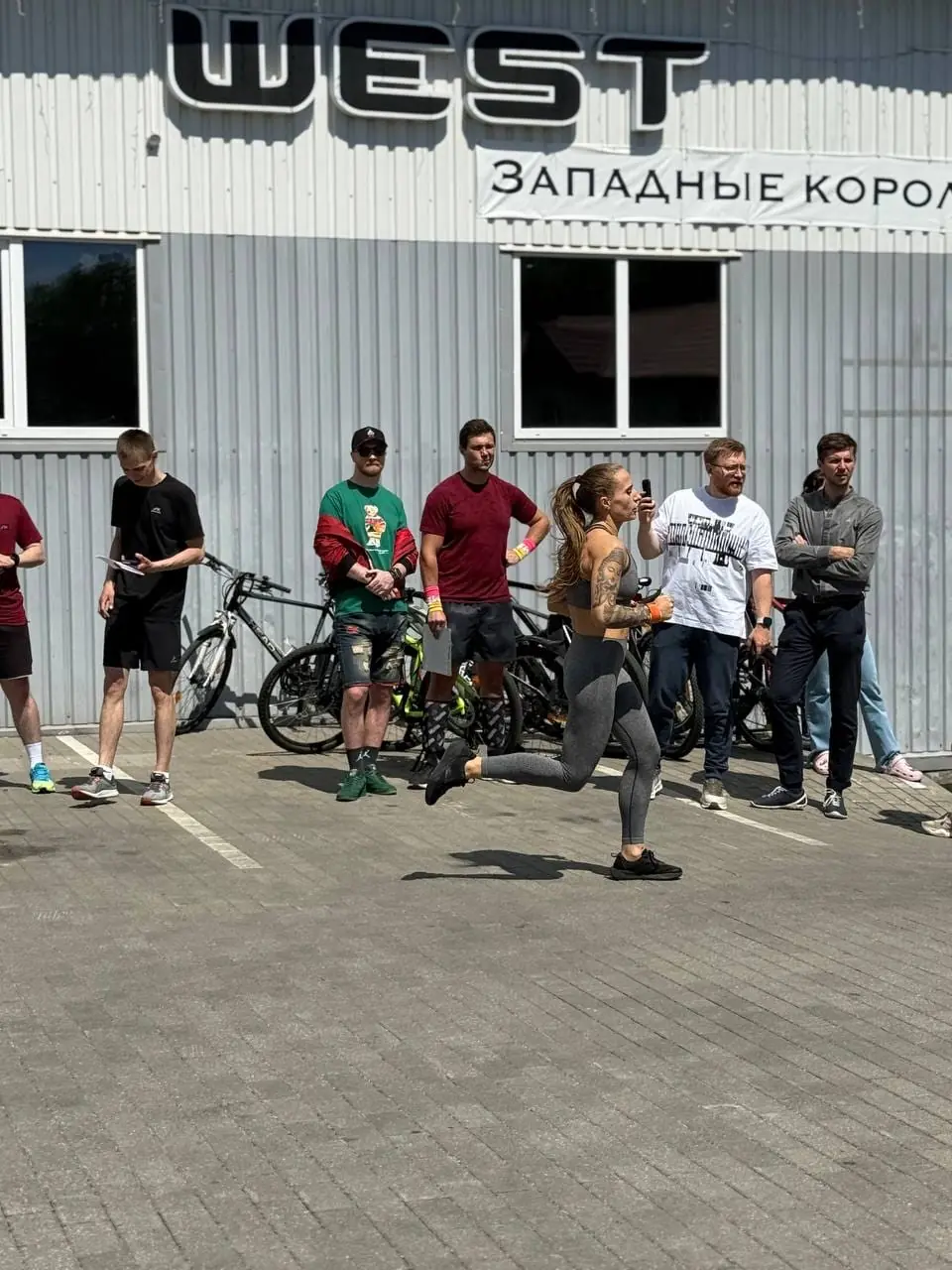 Спринт у вывески клуба