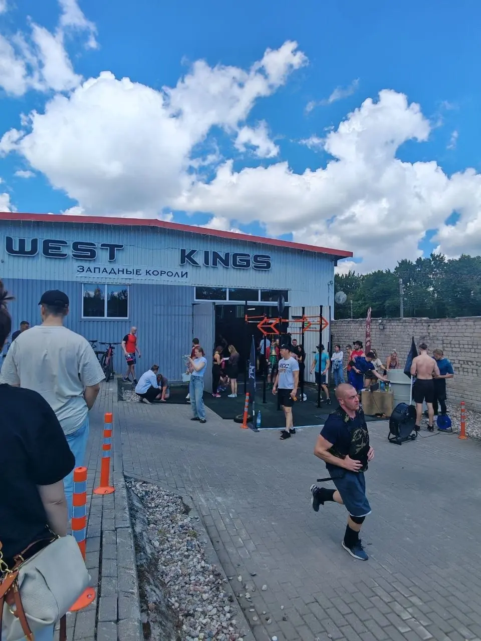 Солнечный двор WEST KINGS в день Murph