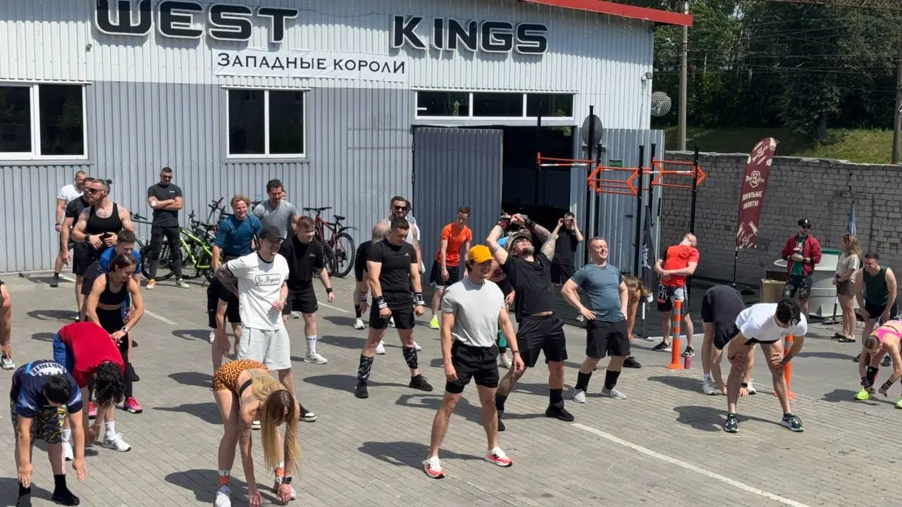 Общая разминка во дворе WEST KINGS перед Murph